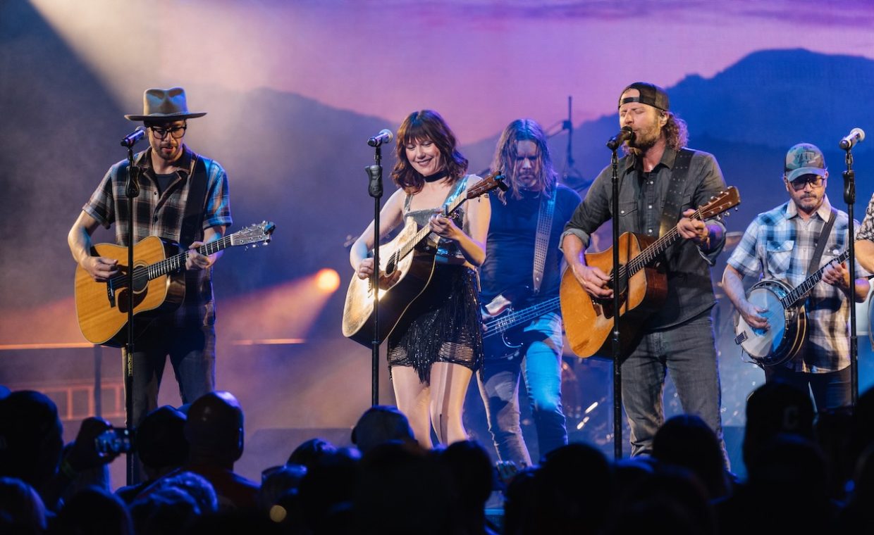 See Exclusive Live Performance Photos of Dierks Bentley and Molly Tuttle